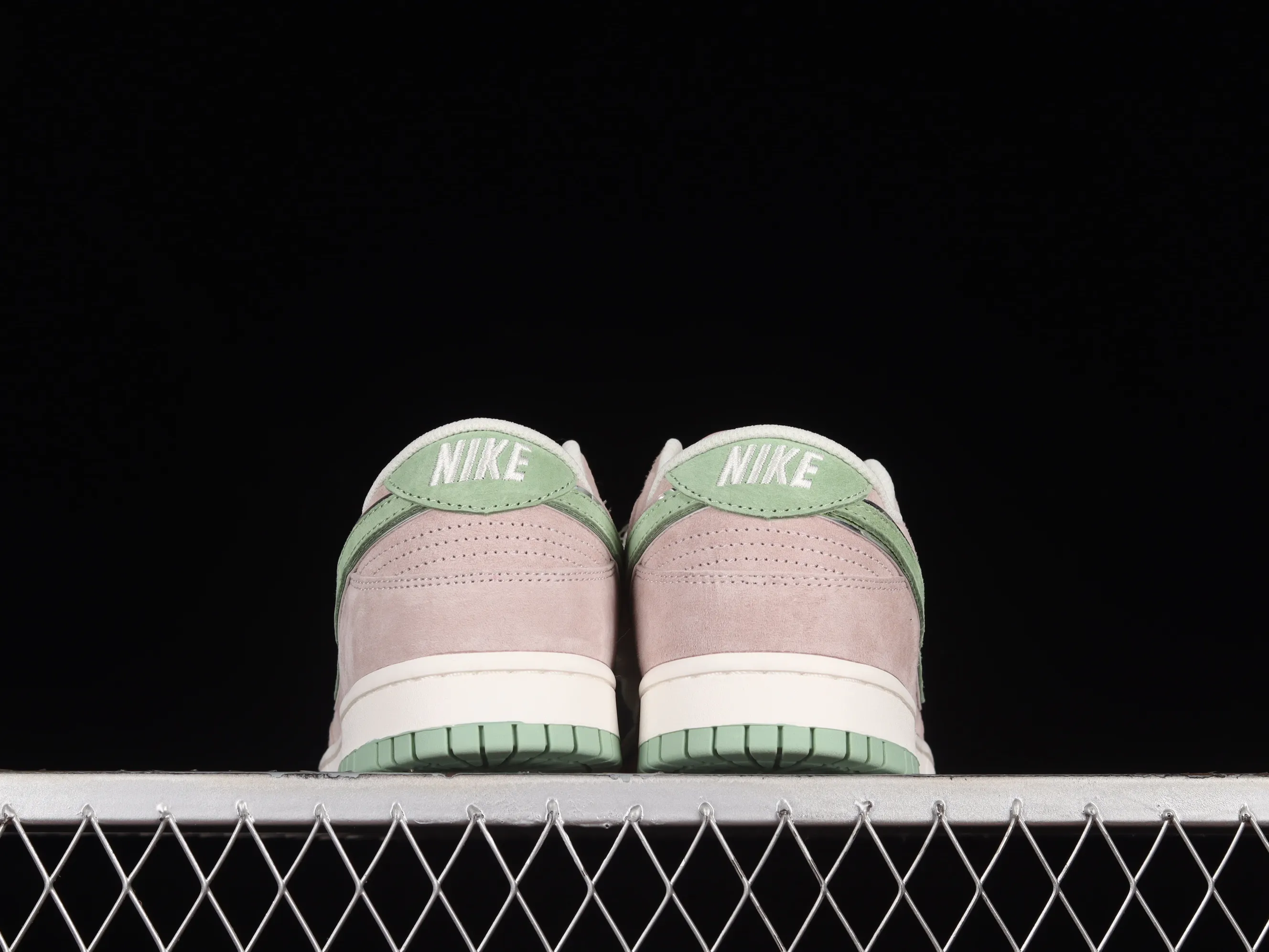 All Categories Nk SB Dunk Series Nk SB Dunk Low Low-top sneakers Otomo Katsuhiro x Nk SB Dunk Low "Steamboy OST" Creative customization collaboration Otomo Katsuhiro co-branded SB low-top sports casual sneakers ST1391-207
